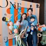 Sandy Wu Instagram - #sandywuofficial 我已經有進步了， 至少喔膩說我比以前社會化多了。 這次辦初一抓周儀式，真的真的真的放超鬆⋯ 全權交給 @juna_studio_ 幫我辦活動， 美食、活動內容流程、佈置、聯絡⋯都交給她處理， 一切都很美好，大家也都蠻享受的， 而我明明什麼都不管， 還是會在發生迷你小失誤的時候自體緊張😓 Like場地外的門鈴壞掉一直嗶嗶叫 （這種沒人能預測的鳥問題） 或我褲管太長一直踩到（你說是不是很鳥的小事） 小時候的我就會一直很阿雜焦慮到不行， 現在只需要深呼吸放空兩秒就差不多過了🤣 總之， 辦抓周真的是很看主角精神狀況， 在初一昏睡之前要完成所有步驟， 真的超級感謝我的賓客們都非常有sense👍🏻 連彩色小積木投票這麼可愛的一部分， 大家都美感不錯，排得漂漂亮亮🫧 過去這一年深深感謝大家對我們家還有兒子的疼愛， 收到很多禮物跟祝福，當然也受到大家照顧。 外婆訂了我以前學生創業的復古蛋糕 @thatcakethoo 我說那就畫恐龍🦖跟小男生天生熱愛的小車車🚗吧！ 初一抓什麼？ 全場最多人猜測的麥克風🎤100%槓龜！！！ 連看都沒看到⋯他快步走向地墊先碰了碰跳繩， 再抓起槌子，拿尺交給爸爸（這他沒有要的意思） 再抓了吹風機，我們都相當困惑， 然後開始發出「嗚～嗚～」吹風機的聲音⋯ 甚至比向自己的腦門兒（噢原來是在模仿😅） 最後，out of nowhere 抓了飛機一架，儀式就結束了。 後續就⋯爬來爬去、坐在電話上、 撥弄計算機、玩一下波浪鼓⋯我兒真的都沒興趣欸。 猜中的人極少，唱唱歌吃吃蛋糕，孩子就累到澳抖了， 剩下的時間讓大人們好整以暇地聊天，甚好甚好❤️ 初一滿周歲這件事算是正式圓滿成功， 回到家，看到初一的舅舅寫的祝福卡片，立刻泛淚， 是啊⋯「長大能有很多選擇」不就是最深刻的祝福嗎？ （姐也愛你鹿希派，hug） Well, I guess my son is ready for the second round’ 所有日子裡都有你，真好。 今天要聽：A, A Apple by Kiboomers 🍎