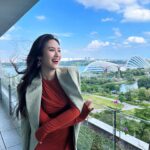Sandy Wu Instagram - #sandywuofficial The best view 🧘🏻‍♀️ 心目中第一名依然是新加坡 好喜歡、好享受、好好吃 邊工作邊放鬆 Can’t wait to visit again’ 👗 @hm #HMStudio 今天要聽：鳳飛飛的可愛的玫瑰花