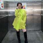 Sandy Wu Instagram - #sandywuofficial 我實在很心疼因為生病治療而有後遺症或副作用的朋友， 身邊不少人是抗癌鬥士，有正在努力中， 也有只剩下固定回診即可，共通點是⋯他們都受傷了。 身心靈的傷很大很深， 尤其女孩子，外貌上的改變總是讓她們身心俱疲， 很心疼、真的很心疼， 當然也會想為什麼為什麼⋯ 但最近我學習到的一件事就是：I stopped asking why. 太多的為什麼都有解，只是我們不一定聽得懂， 對這大千世界來說，所有的一切都鐵定環環相扣， 而我們⋯永遠都還是「太嫩」。 既然不懂就算了吧，別問了， 除了面對，就是盡力預防 #做到損害控制 就好， 盡量，就好。 👕 @boss #beyourownboss 👓 @gentlemonster 前陣子，完成化療的好姐妹詢問了我代言的 #潔比爾 療程， 除了皮膚保養也希望可以諮詢看看育髮療程， 我建議一律都選擇 #原廠認證診所 比較安心有保障， 讓療程效果與安全性都是經過確認的， 才不會為了照顧自己變漂亮而受到委屈。 到診所都要主動確認原廠 #防偽認證三步驟 ， 避免購買到非原廠認證之他牌設備療程， 造成安全上可能發生的隱憂。 （1）到原廠官網查詢認證診所，也可要求診所出示原廠認證證書 （2）辦識從合法管道購買的原廠儀器（灰白色JETPRO機身）避免使用到仿冒設備 （3）辨識原廠客製化JETCARE精華液，才不會用到超恐怖來歷不明的保養品 女孩子對自己的身體容貌有各種焦慮是現在通病， （男孩子也是，而且還常常不被認可） 但有什麼就盡力珍惜什麼，想變更好也行， 主要是心情別過度受影響⋯因為真的太不值得了。 最後，我發現我寫了好幾次詳細介紹大家都不認真看！ 潔比爾不會痛！不會接觸皮膚！沒有修復期！沒有傷口！ 潔比爾主要是保養！！！ 把保養品霧化再用航太噴射科技打到皮層裡！ 冰涼舒服，只需半小時，午餐時間完成，下午啵兒亮✨ 別再猶豫，快去預約，報告完畢。 今天要聽：梁靜茹的愛久見人心 #JETPEEL #潔比爾原廠認證 ＃開啟原生肌膚之旅 @jetpeel_taiwan