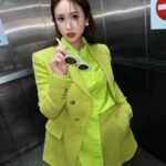 Sandy Wu Instagram - #sandywuofficial 我實在很心疼因為生病治療而有後遺症或副作用的朋友， 身邊不少人是抗癌鬥士，有正在努力中， 也有只剩下固定回診即可，共通點是⋯他們都受傷了。 身心靈的傷很大很深， 尤其女孩子，外貌上的改變總是讓她們身心俱疲， 很心疼、真的很心疼， 當然也會想為什麼為什麼⋯ 但最近我學習到的一件事就是：I stopped asking why. 太多的為什麼都有解，只是我們不一定聽得懂， 對這大千世界來說，所有的一切都鐵定環環相扣， 而我們⋯永遠都還是「太嫩」。 既然不懂就算了吧，別問了， 除了面對，就是盡力預防 #做到損害控制 就好， 盡量，就好。 👕 @boss #beyourownboss 👓 @gentlemonster 前陣子，完成化療的好姐妹詢問了我代言的 #潔比爾 療程， 除了皮膚保養也希望可以諮詢看看育髮療程， 我建議一律都選擇 #原廠認證診所 比較安心有保障， 讓療程效果與安全性都是經過確認的， 才不會為了照顧自己變漂亮而受到委屈。 到診所都要主動確認原廠 #防偽認證三步驟 ， 避免購買到非原廠認證之他牌設備療程， 造成安全上可能發生的隱憂。 （1）到原廠官網查詢認證診所，也可要求診所出示原廠認證證書 （2）辦識從合法管道購買的原廠儀器（灰白色JETPRO機身）避免使用到仿冒設備 （3）辨識原廠客製化JETCARE精華液，才不會用到超恐怖來歷不明的保養品 女孩子對自己的身體容貌有各種焦慮是現在通病， （男孩子也是，而且還常常不被認可） 但有什麼就盡力珍惜什麼，想變更好也行， 主要是心情別過度受影響⋯因為真的太不值得了。 最後，我發現我寫了好幾次詳細介紹大家都不認真看！ 潔比爾不會痛！不會接觸皮膚！沒有修復期！沒有傷口！ 潔比爾主要是保養！！！ 把保養品霧化再用航太噴射科技打到皮層裡！ 冰涼舒服，只需半小時，午餐時間完成，下午啵兒亮✨ 別再猶豫，快去預約，報告完畢。 今天要聽：梁靜茹的愛久見人心 #JETPEEL #潔比爾原廠認證 ＃開啟原生肌膚之旅 @jetpeel_taiwan