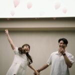 Sandy Wu Instagram - #sandywuofficial 我們看見的星星都是以前的光， 過去燃燒閃耀的光在歷經多年時間後， 直直地旅行到我們的眼中， 因為它曾經奮力發燙， 使我們得以在暗夜中看見天空的眼睛。 我永遠都不知道自己夠不夠亮， 有時候甚至也忘了確定自己夠不夠努力， 學得怎麼樣、進步得怎麼樣， 總是在多年後， 才在大氣層的折射中瞥見自己以前的光。 學習當初一的媽媽，一年多了， 我不確定這樣的奮力熱度是否還行， 夠不夠充足飽滿而勇敢地給妳， 夠不夠讓妳也在夜裡看見我就不怕。 但知又如何？ 不知，又如何？ 我都已經是妳的媽媽了！ 歡迎妳，我們親愛又陌生的新寶寶✨ 我們一直在慢慢為妳預備， 按著過去這段日子的學習去推敲， 努力嘗試預備給予妳一個最溫柔可愛的家。 即將再多一個小朋友的生活， 有許多需要調度調整甚至捨棄的人事物， 不過，會有多麼忙亂或繽紛都沒關係， 我們是真的竭誠歡迎妳來到我們的世界喔！ 比起太陽和月亮，媽媽想當妳的星星， 我希望能成為妳相信有魔法、有願望的原因， 我更希望妳看不看得見我都知道我在。 請健康平安地長大， 我們都在殷殷期盼著妳喔！ Ready for the second time around? 今天要聽：Star by Colde