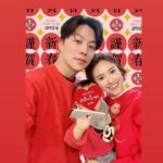 Sandy Wu Instagram - #sandywuofficial 情人節快樂、新年快樂、龍年大吉🦕 我認真而極度專注地過了年，就只超級勉強地拍了一兩張還可以的照片，其他時刻裡就是與愛的人相處、也與習俗相依。我喜歡傳統，更喜歡建立新的習慣讓未來增添有趣的傳統，譬如整整一週怎麼可能不穿紅衣服（笑）啊啊啊⋯還有！連續兩年主持 #weare我們的除夕夜 好像也要變傳統了（嘻嘻）好喜歡喔～真的好喜歡😍 跨完年就已經為今年命名的我，正慢慢往這條路走去，被疼愛的日子，有喔，非常有喔！我已經有被小驚喜啊、小貼心啊、小禮物啊、小寶貝啊⋯呵護著了呢！好喜歡喔，連被在乎的人注視凝視都幸福快樂的日子，設定好目標就會出現耶～許願要誠而極度專注，很多都是下一秒就發生的事，當然仔細看也很容易發現奇蹟。太幸福了😊 圖為： 請爸的助理東東買來仙女棒🪄結果初一睏到不行毫不在乎 好朋友年前寄來整組的紅色全家福👪 @zoeyffang @maisonzf 然後我們三個都挑不同天穿（芬倒🤣） 方志友 @beatricefang 送初一的龍袍超有效果 #二手衣萬歲 孩子最近狂愛遙控器，所以家裡各種忽大忽小嚇死人的音量🔊 當然也包括少數看到的頻道⋯什麼333、999、首頁啊⋯跳不回來啦。 Anyways，熬夜吃宵夜了、麻將也斷斷續續打了八個多小時大贏台幣$560🤣🤣🤣（奈米技術？）追完殺人者的購物中心👍🏻也成功不累死自己並讓大家玩得開心（我又升等了✨）新年快樂啦！！！ 今天要聽：周湯豪的我做的是愛不是夢