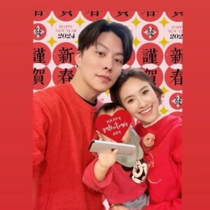 Sandy Wu Instagram - #sandywuofficial 情人節快樂、新年快樂、龍年大吉🦕 我認真而極度專注地過了年，就只超級勉強地拍了一兩張還可以的照片，其他時刻裡就是與愛的人相處、也與習俗相依。我喜歡傳統，更喜歡建立新的習慣讓未來增添有趣的傳統，譬如整整一週怎麼可能不穿紅衣服（笑）啊啊啊⋯還有！連續兩年主持 #weare我們的除夕夜 好像也要變傳統了（嘻嘻）好喜歡喔～真的好喜歡😍 跨完年就已經為今年命名的我，正慢慢往這條路走去，被疼愛的日子，有喔，非常有喔！我已經有被小驚喜啊、小貼心啊、小禮物啊、小寶貝啊⋯呵護著了呢！好喜歡喔，連被在乎的人注視凝視都幸福快樂的日子，設定好目標就會出現耶～許願要誠而極度專注，很多都是下一秒就發生的事，當然仔細看也很容易發現奇蹟。太幸福了😊 圖為： 請爸的助理東東買來仙女棒🪄結果初一睏到不行毫不在乎 好朋友年前寄來整組的紅色全家福👪 @zoeyffang @maisonzf 然後我們三個都挑不同天穿（芬倒🤣） 方志友 @beatricefang 送初一的龍袍超有效果 #二手衣萬歲 孩子最近狂愛遙控器，所以家裡各種忽大忽小嚇死人的音量🔊 當然也包括少數看到的頻道⋯什麼333、999、首頁啊⋯跳不回來啦。 Anyways，熬夜吃宵夜了、麻將也斷斷續續打了八個多小時大贏台幣$560🤣🤣🤣（奈米技術？）追完殺人者的購物中心👍🏻也成功不累死自己並讓大家玩得開心（我又升等了✨）新年快樂啦！！！ 今天要聽：周湯豪的我做的是愛不是夢