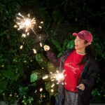 Sandy Wu Instagram - #sandywuofficial 情人節快樂、新年快樂、龍年大吉🦕 我認真而極度專注地過了年，就只超級勉強地拍了一兩張還可以的照片，其他時刻裡就是與愛的人相處、也與習俗相依。我喜歡傳統，更喜歡建立新的習慣讓未來增添有趣的傳統，譬如整整一週怎麼可能不穿紅衣服（笑）啊啊啊⋯還有！連續兩年主持 #weare我們的除夕夜 好像也要變傳統了（嘻嘻）好喜歡喔～真的好喜歡😍 跨完年就已經為今年命名的我，正慢慢往這條路走去，被疼愛的日子，有喔，非常有喔！我已經有被小驚喜啊、小貼心啊、小禮物啊、小寶貝啊⋯呵護著了呢！好喜歡喔，連被在乎的人注視凝視都幸福快樂的日子，設定好目標就會出現耶～許願要誠而極度專注，很多都是下一秒就發生的事，當然仔細看也很容易發現奇蹟。太幸福了😊 圖為： 請爸的助理東東買來仙女棒🪄結果初一睏到不行毫不在乎 好朋友年前寄來整組的紅色全家福👪 @zoeyffang @maisonzf 然後我們三個都挑不同天穿（芬倒🤣） 方志友 @beatricefang 送初一的龍袍超有效果 #二手衣萬歲 孩子最近狂愛遙控器，所以家裡各種忽大忽小嚇死人的音量🔊 當然也包括少數看到的頻道⋯什麼333、999、首頁啊⋯跳不回來啦。 Anyways，熬夜吃宵夜了、麻將也斷斷續續打了八個多小時大贏台幣$560🤣🤣🤣（奈米技術？）追完殺人者的購物中心👍🏻也成功不累死自己並讓大家玩得開心（我又升等了✨）新年快樂啦！！！ 今天要聽：周湯豪的我做的是愛不是夢
