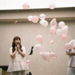 Sandy Wu Instagram - #sandywuofficial 我們看見的星星都是以前的光， 過去燃燒閃耀的光在歷經多年時間後， 直直地旅行到我們的眼中， 因為它曾經奮力發燙， 使我們得以在暗夜中看見天空的眼睛。 我永遠都不知道自己夠不夠亮， 有時候甚至也忘了確定自己夠不夠努力， 學得怎麼樣、進步得怎麼樣， 總是在多年後， 才在大氣層的折射中瞥見自己以前的光。 學習當初一的媽媽，一年多了， 我不確定這樣的奮力熱度是否還行， 夠不夠充足飽滿而勇敢地給妳， 夠不夠讓妳也在夜裡看見我就不怕。 但知又如何？ 不知，又如何？ 我都已經是妳的媽媽了！ 歡迎妳，我們親愛又陌生的新寶寶✨ 我們一直在慢慢為妳預備， 按著過去這段日子的學習去推敲， 努力嘗試預備給予妳一個最溫柔可愛的家。 即將再多一個小朋友的生活， 有許多需要調度調整甚至捨棄的人事物， 不過，會有多麼忙亂或繽紛都沒關係， 我們是真的竭誠歡迎妳來到我們的世界喔！ 比起太陽和月亮，媽媽想當妳的星星， 我希望能成為妳相信有魔法、有願望的原因， 我更希望妳看不看得見我都知道我在。 請健康平安地長大， 我們都在殷殷期盼著妳喔！ Ready for the second time around? 今天要聽：Star by Colde