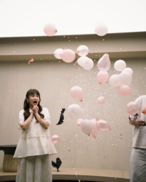 Sandy Wu Instagram - #sandywuofficial 

我們看見的星星都是以前的光，
過去燃燒閃耀的光在歷經多年時間後，
直直地旅行到我們的眼中，
因為它曾經奮力發燙，
使我們得以在暗夜中看見天空的眼睛。

我永遠都不知道自己夠不夠亮，
有時候甚至也忘了確定自己夠不夠努力，
學得怎麼樣、進步得怎麼樣，
總是在多年後，
才在大氣層的折射中瞥見自己以前的光。

學習當初一的媽媽，一年多了，
我不確定這樣的奮力熱度是否還行，
夠不夠充足飽滿而勇敢地給妳，
夠不夠讓妳也在夜裡看見我就不怕。

但知又如何？
不知，又如何？
我都已經是妳的媽媽了！

歡迎妳，我們親愛又陌生的新寶寶✨

我們一直在慢慢為妳預備，
按著過去這段日子的學習去推敲，
努力嘗試預備給予妳一個最溫柔可愛的家。

即將再多一個小朋友的生活，
有許多需要調度調整甚至捨棄的人事物，
不過，會有多麼忙亂或繽紛都沒關係，
我們是真的竭誠歡迎妳來到我們的世界喔！

比起太陽和月亮，媽媽想當妳的星星，
我希望能成為妳相信有魔法、有願望的原因，
我更希望妳看不看得見我都知道我在。

請健康平安地長大，
我們都在殷殷期盼著妳喔！

Ready for the second time around?

今天要聽：Star by Colde