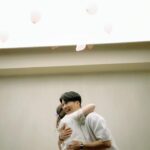 Sandy Wu Instagram - #sandywuofficial 我們看見的星星都是以前的光， 過去燃燒閃耀的光在歷經多年時間後， 直直地旅行到我們的眼中， 因為它曾經奮力發燙， 使我們得以在暗夜中看見天空的眼睛。 我永遠都不知道自己夠不夠亮， 有時候甚至也忘了確定自己夠不夠努力， 學得怎麼樣、進步得怎麼樣， 總是在多年後， 才在大氣層的折射中瞥見自己以前的光。 學習當初一的媽媽，一年多了， 我不確定這樣的奮力熱度是否還行， 夠不夠充足飽滿而勇敢地給妳， 夠不夠讓妳也在夜裡看見我就不怕。 但知又如何？ 不知，又如何？ 我都已經是妳的媽媽了！ 歡迎妳，我們親愛又陌生的新寶寶✨ 我們一直在慢慢為妳預備， 按著過去這段日子的學習去推敲， 努力嘗試預備給予妳一個最溫柔可愛的家。 即將再多一個小朋友的生活， 有許多需要調度調整甚至捨棄的人事物， 不過，會有多麼忙亂或繽紛都沒關係， 我們是真的竭誠歡迎妳來到我們的世界喔！ 比起太陽和月亮，媽媽想當妳的星星， 我希望能成為妳相信有魔法、有願望的原因， 我更希望妳看不看得見我都知道我在。 請健康平安地長大， 我們都在殷殷期盼著妳喔！ Ready for the second time around? 今天要聽：Star by Colde