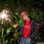 Sandy Wu Instagram - #sandywuofficial 情人節快樂、新年快樂、龍年大吉🦕 我認真而極度專注地過了年，就只超級勉強地拍了一兩張還可以的照片，其他時刻裡就是與愛的人相處、也與習俗相依。我喜歡傳統，更喜歡建立新的習慣讓未來增添有趣的傳統，譬如整整一週怎麼可能不穿紅衣服（笑）啊啊啊⋯還有！連續兩年主持 #weare我們的除夕夜 好像也要變傳統了（嘻嘻）好喜歡喔～真的好喜歡😍 跨完年就已經為今年命名的我，正慢慢往這條路走去，被疼愛的日子，有喔，非常有喔！我已經有被小驚喜啊、小貼心啊、小禮物啊、小寶貝啊⋯呵護著了呢！好喜歡喔，連被在乎的人注視凝視都幸福快樂的日子，設定好目標就會出現耶～許願要誠而極度專注，很多都是下一秒就發生的事，當然仔細看也很容易發現奇蹟。太幸福了😊 圖為： 請爸的助理東東買來仙女棒🪄結果初一睏到不行毫不在乎 好朋友年前寄來整組的紅色全家福👪 @zoeyffang @maisonzf 然後我們三個都挑不同天穿（芬倒🤣） 方志友 @beatricefang 送初一的龍袍超有效果 #二手衣萬歲 孩子最近狂愛遙控器，所以家裡各種忽大忽小嚇死人的音量🔊 當然也包括少數看到的頻道⋯什麼333、999、首頁啊⋯跳不回來啦。 Anyways，熬夜吃宵夜了、麻將也斷斷續續打了八個多小時大贏台幣$560🤣🤣🤣（奈米技術？）追完殺人者的購物中心👍🏻也成功不累死自己並讓大家玩得開心（我又升等了✨）新年快樂啦！！！ 今天要聽：周湯豪的我做的是愛不是夢