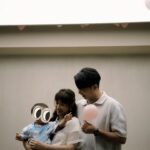 Sandy Wu Instagram - #sandywuofficial 我們看見的星星都是以前的光， 過去燃燒閃耀的光在歷經多年時間後， 直直地旅行到我們的眼中， 因為它曾經奮力發燙， 使我們得以在暗夜中看見天空的眼睛。 我永遠都不知道自己夠不夠亮， 有時候甚至也忘了確定自己夠不夠努力， 學得怎麼樣、進步得怎麼樣， 總是在多年後， 才在大氣層的折射中瞥見自己以前的光。 學習當初一的媽媽，一年多了， 我不確定這樣的奮力熱度是否還行， 夠不夠充足飽滿而勇敢地給妳， 夠不夠讓妳也在夜裡看見我就不怕。 但知又如何？ 不知，又如何？ 我都已經是妳的媽媽了！ 歡迎妳，我們親愛又陌生的新寶寶✨ 我們一直在慢慢為妳預備， 按著過去這段日子的學習去推敲， 努力嘗試預備給予妳一個最溫柔可愛的家。 即將再多一個小朋友的生活， 有許多需要調度調整甚至捨棄的人事物， 不過，會有多麼忙亂或繽紛都沒關係， 我們是真的竭誠歡迎妳來到我們的世界喔！ 比起太陽和月亮，媽媽想當妳的星星， 我希望能成為妳相信有魔法、有願望的原因， 我更希望妳看不看得見我都知道我在。 請健康平安地長大， 我們都在殷殷期盼著妳喔！ Ready for the second time around? 今天要聽：Star by Colde