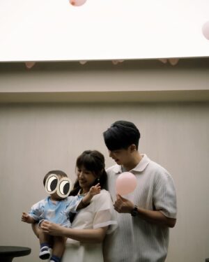 Sandy Wu Instagram - #sandywuofficial 

我們看見的星星都是以前的光，
過去燃燒閃耀的光在歷經多年時間後，
直直地旅行到我們的眼中，
因為它曾經奮力發燙，
使我們得以在暗夜中看見天空的眼睛。

我永遠都不知道自己夠不夠亮，
有時候甚至也忘了確定自己夠不夠努力，
學得怎麼樣、進步得怎麼樣，
總是在多年後，
才在大氣層的折射中瞥見自己以前的光。

學習當初一的媽媽，一年多了，
我不確定這樣的奮力熱度是否還行，
夠不夠充足飽滿而勇敢地給妳，
夠不夠讓妳也在夜裡看見我就不怕。

但知又如何？
不知，又如何？
我都已經是妳的媽媽了！

歡迎妳，我們親愛又陌生的新寶寶✨

我們一直在慢慢為妳預備，
按著過去這段日子的學習去推敲，
努力嘗試預備給予妳一個最溫柔可愛的家。

即將再多一個小朋友的生活，
有許多需要調度調整甚至捨棄的人事物，
不過，會有多麼忙亂或繽紛都沒關係，
我們是真的竭誠歡迎妳來到我們的世界喔！

比起太陽和月亮，媽媽想當妳的星星，
我希望能成為妳相信有魔法、有願望的原因，
我更希望妳看不看得見我都知道我在。

請健康平安地長大，
我們都在殷殷期盼著妳喔！

Ready for the second time around?

今天要聽：Star by Colde
