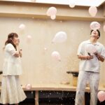 Sandy Wu Instagram - #sandywuofficial 我們看見的星星都是以前的光， 過去燃燒閃耀的光在歷經多年時間後， 直直地旅行到我們的眼中， 因為它曾經奮力發燙， 使我們得以在暗夜中看見天空的眼睛。 我永遠都不知道自己夠不夠亮， 有時候甚至也忘了確定自己夠不夠努力， 學得怎麼樣、進步得怎麼樣， 總是在多年後， 才在大氣層的折射中瞥見自己以前的光。 學習當初一的媽媽，一年多了， 我不確定這樣的奮力熱度是否還行， 夠不夠充足飽滿而勇敢地給妳， 夠不夠讓妳也在夜裡看見我就不怕。 但知又如何？ 不知，又如何？ 我都已經是妳的媽媽了！ 歡迎妳，我們親愛又陌生的新寶寶✨ 我們一直在慢慢為妳預備， 按著過去這段日子的學習去推敲， 努力嘗試預備給予妳一個最溫柔可愛的家。 即將再多一個小朋友的生活， 有許多需要調度調整甚至捨棄的人事物， 不過，會有多麼忙亂或繽紛都沒關係， 我們是真的竭誠歡迎妳來到我們的世界喔！ 比起太陽和月亮，媽媽想當妳的星星， 我希望能成為妳相信有魔法、有願望的原因， 我更希望妳看不看得見我都知道我在。 請健康平安地長大， 我們都在殷殷期盼著妳喔！ Ready for the second time around? 今天要聽：Star by Colde