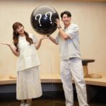 Sandy Wu Instagram - #sandywuofficial 我們看見的星星都是以前的光， 過去燃燒閃耀的光在歷經多年時間後， 直直地旅行到我們的眼中， 因為它曾經奮力發燙， 使我們得以在暗夜中看見天空的眼睛。 我永遠都不知道自己夠不夠亮， 有時候甚至也忘了確定自己夠不夠努力， 學得怎麼樣、進步得怎麼樣， 總是在多年後， 才在大氣層的折射中瞥見自己以前的光。 學習當初一的媽媽，一年多了， 我不確定這樣的奮力熱度是否還行， 夠不夠充足飽滿而勇敢地給妳， 夠不夠讓妳也在夜裡看見我就不怕。 但知又如何？ 不知，又如何？ 我都已經是妳的媽媽了！ 歡迎妳，我們親愛又陌生的新寶寶✨ 我們一直在慢慢為妳預備， 按著過去這段日子的學習去推敲， 努力嘗試預備給予妳一個最溫柔可愛的家。 即將再多一個小朋友的生活， 有許多需要調度調整甚至捨棄的人事物， 不過，會有多麼忙亂或繽紛都沒關係， 我們是真的竭誠歡迎妳來到我們的世界喔！ 比起太陽和月亮，媽媽想當妳的星星， 我希望能成為妳相信有魔法、有願望的原因， 我更希望妳看不看得見我都知道我在。 請健康平安地長大， 我們都在殷殷期盼著妳喔！ Ready for the second time around? 今天要聽：Star by Colde