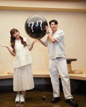 Sandy Wu Instagram - #sandywuofficial 

我們看見的星星都是以前的光，
過去燃燒閃耀的光在歷經多年時間後，
直直地旅行到我們的眼中，
因為它曾經奮力發燙，
使我們得以在暗夜中看見天空的眼睛。

我永遠都不知道自己夠不夠亮，
有時候甚至也忘了確定自己夠不夠努力，
學得怎麼樣、進步得怎麼樣，
總是在多年後，
才在大氣層的折射中瞥見自己以前的光。

學習當初一的媽媽，一年多了，
我不確定這樣的奮力熱度是否還行，
夠不夠充足飽滿而勇敢地給妳，
夠不夠讓妳也在夜裡看見我就不怕。

但知又如何？
不知，又如何？
我都已經是妳的媽媽了！

歡迎妳，我們親愛又陌生的新寶寶✨

我們一直在慢慢為妳預備，
按著過去這段日子的學習去推敲，
努力嘗試預備給予妳一個最溫柔可愛的家。

即將再多一個小朋友的生活，
有許多需要調度調整甚至捨棄的人事物，
不過，會有多麼忙亂或繽紛都沒關係，
我們是真的竭誠歡迎妳來到我們的世界喔！

比起太陽和月亮，媽媽想當妳的星星，
我希望能成為妳相信有魔法、有願望的原因，
我更希望妳看不看得見我都知道我在。

請健康平安地長大，
我們都在殷殷期盼著妳喔！

Ready for the second time around?

今天要聽：Star by Colde