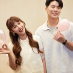 Sandy Wu Instagram - #sandywuofficial 我們看見的星星都是以前的光， 過去燃燒閃耀的光在歷經多年時間後， 直直地旅行到我們的眼中， 因為它曾經奮力發燙， 使我們得以在暗夜中看見天空的眼睛。 我永遠都不知道自己夠不夠亮， 有時候甚至也忘了確定自己夠不夠努力， 學得怎麼樣、進步得怎麼樣， 總是在多年後， 才在大氣層的折射中瞥見自己以前的光。 學習當初一的媽媽，一年多了， 我不確定這樣的奮力熱度是否還行， 夠不夠充足飽滿而勇敢地給妳， 夠不夠讓妳也在夜裡看見我就不怕。 但知又如何？ 不知，又如何？ 我都已經是妳的媽媽了！ 歡迎妳，我們親愛又陌生的新寶寶✨ 我們一直在慢慢為妳預備， 按著過去這段日子的學習去推敲， 努力嘗試預備給予妳一個最溫柔可愛的家。 即將再多一個小朋友的生活， 有許多需要調度調整甚至捨棄的人事物， 不過，會有多麼忙亂或繽紛都沒關係， 我們是真的竭誠歡迎妳來到我們的世界喔！ 比起太陽和月亮，媽媽想當妳的星星， 我希望能成為妳相信有魔法、有願望的原因， 我更希望妳看不看得見我都知道我在。 請健康平安地長大， 我們都在殷殷期盼著妳喔！ Ready for the second time around? 今天要聽：Star by Colde