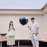 Sandy Wu Instagram - #sandywuofficial 我們看見的星星都是以前的光， 過去燃燒閃耀的光在歷經多年時間後， 直直地旅行到我們的眼中， 因為它曾經奮力發燙， 使我們得以在暗夜中看見天空的眼睛。 我永遠都不知道自己夠不夠亮， 有時候甚至也忘了確定自己夠不夠努力， 學得怎麼樣、進步得怎麼樣， 總是在多年後， 才在大氣層的折射中瞥見自己以前的光。 學習當初一的媽媽，一年多了， 我不確定這樣的奮力熱度是否還行， 夠不夠充足飽滿而勇敢地給妳， 夠不夠讓妳也在夜裡看見我就不怕。 但知又如何？ 不知，又如何？ 我都已經是妳的媽媽了！ 歡迎妳，我們親愛又陌生的新寶寶✨ 我們一直在慢慢為妳預備， 按著過去這段日子的學習去推敲， 努力嘗試預備給予妳一個最溫柔可愛的家。 即將再多一個小朋友的生活， 有許多需要調度調整甚至捨棄的人事物， 不過，會有多麼忙亂或繽紛都沒關係， 我們是真的竭誠歡迎妳來到我們的世界喔！ 比起太陽和月亮，媽媽想當妳的星星， 我希望能成為妳相信有魔法、有願望的原因， 我更希望妳看不看得見我都知道我在。 請健康平安地長大， 我們都在殷殷期盼著妳喔！ Ready for the second time around? 今天要聽：Star by Colde