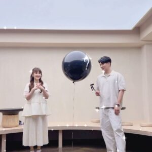 Sandy Wu Instagram - #sandywuofficial 

我們看見的星星都是以前的光，
過去燃燒閃耀的光在歷經多年時間後，
直直地旅行到我們的眼中，
因為它曾經奮力發燙，
使我們得以在暗夜中看見天空的眼睛。

我永遠都不知道自己夠不夠亮，
有時候甚至也忘了確定自己夠不夠努力，
學得怎麼樣、進步得怎麼樣，
總是在多年後，
才在大氣層的折射中瞥見自己以前的光。

學習當初一的媽媽，一年多了，
我不確定這樣的奮力熱度是否還行，
夠不夠充足飽滿而勇敢地給妳，
夠不夠讓妳也在夜裡看見我就不怕。

但知又如何？
不知，又如何？
我都已經是妳的媽媽了！

歡迎妳，我們親愛又陌生的新寶寶✨

我們一直在慢慢為妳預備，
按著過去這段日子的學習去推敲，
努力嘗試預備給予妳一個最溫柔可愛的家。

即將再多一個小朋友的生活，
有許多需要調度調整甚至捨棄的人事物，
不過，會有多麼忙亂或繽紛都沒關係，
我們是真的竭誠歡迎妳來到我們的世界喔！

比起太陽和月亮，媽媽想當妳的星星，
我希望能成為妳相信有魔法、有願望的原因，
我更希望妳看不看得見我都知道我在。

請健康平安地長大，
我們都在殷殷期盼著妳喔！

Ready for the second time around?

今天要聽：Star by Colde