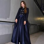 Sandy Wu Instagram - #sandywuofficial 2024 WE ARE我們的除夕夜 🧥 @sandroparis #sandroparis 👗 @marques_almeida by @artifactsofficial 💎 @hm 超級不專心打麻將，眼神一直無法控制飄到電視上去， 今年的節目已經在現場看過一次， 加上彩排其實也不只一次，但正式播出我看得好開心， 簡直可以用過癮來形容。 連續兩年主持WE ARE 感謝文總的信任 @gacc.tw 上次初一還在我肚子裡咧，這次已經拿著遙控器走來走去， 時不時亂按變超大聲超小聲這樣😹 麻將當然是輸得一塌糊塗， 我根本完全被節目吸引過去， 甚至看完四個小時還想繼續看重播， 自己的節目八小時馬拉松🏃🏻‍♀️哈哈哈。 播畢的時候，漫天紙花（這趴彩排沒有跟我說） 所以我上台去收場的時候是跟觀眾一樣驚喜的， Nick剛唱完20分鐘的段落，全場拍大球邊跳邊唱， 千人共演，加上觀眾彷彿五千人共演⋯太好看了。 我看著電視，默默含淚起雞皮疙瘩， 怎麼那麼好⋯怎麼那麼美好⋯謝謝台上台下所有人， 一起完成這次的除夕夜特別節目， 有別於綜藝節目，我們嘗試用一場秀來玩轉新年， 願 #weare我們的除夕夜 每年都有好多火花💥 龍年來了，等我發新照片❤️ 今天要聽：五月天的瘋狂世界