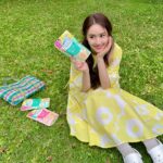Sandy Wu Instagram - #sandywuofficial 搭高鐵瞥見一個打扮乾淨有型又舒服工整的大叔， 一身清爽氣息還散發紳士魅力， 站在月台邊手上扶著商務旅行箱， 把手上掛著「平安御守」煞有其事地帥氣！ 心裡不免一句：啊！好可愛啊！ 不論是他自己或家人或伴侶為他掛上這份御守， 都有種單純相信而敬虔的溫度呢” SNUGGLE 熊寶貝近期推出 #衣の香御守 #護衣芳香豆 我想，也是帶著祝福和信念而生的吧？ 花型芳香豆的顏色跟造型都可可愛愛， 質感持香讓衣服替我們帶來好運氣🍀 期間限定，兩款香氣，喜歡哪一款？ 太難做決定啦！ 還好各大通路買一送一優惠中， 一次擁有兩款衣の香御守，免除選擇障礙唷☑️   好康加碼！ 參加掃碼傳好運抽獎活動🍭送限量御守禮盒喔！ 活動詳情🔎https://reurl.cc/dnzAb6 更多商品訊息請看這👉https://reurl.cc/qVz6WD 裙： @marimekko_taiwan 鞋： @crocs.tw 今天要聽：蕭亞軒的卡布奇諾