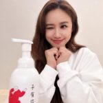 Sandy Wu Instagram - #sandywuofficial 恭喜🎉臺灣親子保養 @isuneed_tw 五歲了！ 生日慶活動熱鬧開跑🌻 https://isuneed.co/2024_Anniversary 非常推薦準媽媽、新生家庭、也適合當彌月禮唷！ 🪐 我大推每天使用的 #寶寶泡泡浴 洗髮沐浴兩用、壓頭擠出慕絲免搓泡， 56%超過半瓶是臺灣紅藜保濕精華， 溫和不刺激新生兒肌膚， 其實草本穀物香氣我非常喜歡所以除了洗寶寶⋯ 我自己也很愛用～清淡舒服的香味還很保濕。 另外，質地輕薄易推勻的 #寶寶乳液 ， 主打長效保濕不黏膩、緩減乾癢、快速吸收， 不論是新生兒、異膚敏弱肌、或大人其實都很適合。 有時候我也會洗好臉就用寶寶乳液全臉拍拍按一按， 當懶人保養～ 號稱一生必須試過的子有你 #屁屁膏 添加足量氧化鋅隔離水與刺激物， 擦起來是很水潤的乳狀，除了預防新生兒紅屁屁， 也適合臥床照護與女性生理期的肌膚喔！ 照顧孩子真的辛苦疲憊， 但可以的話每3-5天泡一下 #子有你四十年漢方專業研發湯浴 超級無敵放鬆， 而且大人、小孩、新生兒、坐月子皆適用， 泡完湯浴非常好睡💤 認識子有你之後，我家也常備 #修護霜 主要是它無藥性添加，新生兒&敏弱肌都可以使用， 日常的萬用，像是突如其來的紅腫癢、討人厭的口水疹、 肌膚有小傷口和問題膚況也可以塗抹， 出國帶在身上，有時候被蚊蟲叮咬也能減緩不適。 最後是新手媽媽必用 #哺育油 親餵媽咪可以安心使用， 裡頭含有9種有機植物且合成物零添加， 新生兒寶寶安全可入口， 使用在胸部質地細緻好推塗，極淡胚米香氣， 也可以當護唇與指緣修護。 我自己也非常喜歡隨身攜帶， 有時候突然鼻子嘴巴乾燥就塗個兩下，急救用。 【子有你ISUNEED - 初生產後保養首選】 ✸哺育修護2件組優惠 ✸註冊綁定見面禮$150 願妳安康快樂，一如妳細心呵護的小生命， 妳們都要幸福且平安，因為家集結所有幸福的可能。 好好保養顧惜肌膚，子有你。 今天要聽：JADE的潛水艇