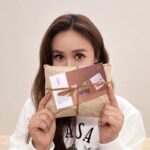 Sandy Wu Instagram - #sandywuofficial 恭喜🎉臺灣親子保養 @isuneed_tw 五歲了！ 生日慶活動熱鬧開跑🌻 https://isuneed.co/2024_Anniversary 非常推薦準媽媽、新生家庭、也適合當彌月禮唷！ 🪐 我大推每天使用的 #寶寶泡泡浴 洗髮沐浴兩用、壓頭擠出慕絲免搓泡， 56%超過半瓶是臺灣紅藜保濕精華， 溫和不刺激新生兒肌膚， 其實草本穀物香氣我非常喜歡所以除了洗寶寶⋯ 我自己也很愛用～清淡舒服的香味還很保濕。 另外，質地輕薄易推勻的 #寶寶乳液 ， 主打長效保濕不黏膩、緩減乾癢、快速吸收， 不論是新生兒、異膚敏弱肌、或大人其實都很適合。 有時候我也會洗好臉就用寶寶乳液全臉拍拍按一按， 當懶人保養～ 號稱一生必須試過的子有你 #屁屁膏 添加足量氧化鋅隔離水與刺激物， 擦起來是很水潤的乳狀，除了預防新生兒紅屁屁， 也適合臥床照護與女性生理期的肌膚喔！ 照顧孩子真的辛苦疲憊， 但可以的話每3-5天泡一下 #子有你四十年漢方專業研發湯浴 超級無敵放鬆， 而且大人、小孩、新生兒、坐月子皆適用， 泡完湯浴非常好睡💤 認識子有你之後，我家也常備 #修護霜 主要是它無藥性添加，新生兒&敏弱肌都可以使用， 日常的萬用，像是突如其來的紅腫癢、討人厭的口水疹、 肌膚有小傷口和問題膚況也可以塗抹， 出國帶在身上，有時候被蚊蟲叮咬也能減緩不適。 最後是新手媽媽必用 #哺育油 親餵媽咪可以安心使用， 裡頭含有9種有機植物且合成物零添加， 新生兒寶寶安全可入口， 使用在胸部質地細緻好推塗，極淡胚米香氣， 也可以當護唇與指緣修護。 我自己也非常喜歡隨身攜帶， 有時候突然鼻子嘴巴乾燥就塗個兩下，急救用。 【子有你ISUNEED - 初生產後保養首選】 ✸哺育修護2件組優惠 ✸註冊綁定見面禮$150 願妳安康快樂，一如妳細心呵護的小生命， 妳們都要幸福且平安，因為家集結所有幸福的可能。 好好保養顧惜肌膚，子有你。 今天要聽：JADE的潛水艇