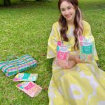 Sandy Wu Instagram - #sandywuofficial 搭高鐵瞥見一個打扮乾淨有型又舒服工整的大叔， 一身清爽氣息還散發紳士魅力， 站在月台邊手上扶著商務旅行箱， 把手上掛著「平安御守」煞有其事地帥氣！ 心裡不免一句：啊！好可愛啊！ 不論是他自己或家人或伴侶為他掛上這份御守， 都有種單純相信而敬虔的溫度呢” SNUGGLE 熊寶貝近期推出 #衣の香御守 #護衣芳香豆 我想，也是帶著祝福和信念而生的吧？ 花型芳香豆的顏色跟造型都可可愛愛， 質感持香讓衣服替我們帶來好運氣🍀 期間限定，兩款香氣，喜歡哪一款？ 太難做決定啦！ 還好各大通路買一送一優惠中， 一次擁有兩款衣の香御守，免除選擇障礙唷☑️   好康加碼！ 參加掃碼傳好運抽獎活動🍭送限量御守禮盒喔！ 活動詳情🔎https://reurl.cc/dnzAb6 更多商品訊息請看這👉https://reurl.cc/qVz6WD 裙： @marimekko_taiwan 鞋： @crocs.tw 今天要聽：蕭亞軒的卡布奇諾