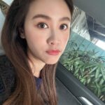 Sandy Wu Instagram - #sandywuofficial 已經很少很少很少自拍，這次也懶得修圖或濾鏡， 反正沒有專業妝髮師的日子，我大概就是長這樣～ 我只想記錄一下自己⋯這天的自己。 擁有初一後，我難得有機會起床後好好預備自己， 尤其是不需要工作的日子，只有更忙碌可言。 這天，早起、整理自己、開車出門跑行程， 在車上聽著喜歡的podcast，想著幾點要到哪兒， 處理公司事務、跑銀行、跟姐妹慶生⋯ 甚至還可以合照嘻嘻哈哈什麼的。 我說今天的行程好像少女， 好久沒有當少女，而且同時心裡是輕鬆開闊的。 中間當然時不時看看寶寶監視器， 也會計算著時間的流逝與需要採買的東西。 但，輕鬆開闊，得來不易。 這是這天的我，這天的我自己。 想起十幾歲在美國就天天開車出門的日子， 一上路，少說就是20分鐘起跳， 當年還沒有如此豐富的娛樂系統， 塞在車陣中聽聽音樂或廣播，更多時候是自我對話。 問自己問題、統整起來、再想辦法回答， 提出建議、使用刪去法、再搖頭晃腦地否定砍掉重練。 當時我以為我只有我自己， 一度嫌棄，拔腿狂奔想逃離， 以為那是一種貧窮或匱乏。 直到後來，成長幅度不同了，才知道⋯ 有自己，多棒，多富有。 現在，我是我自己沒錯， 但現在連翻書的時間都…… 今天要聽：Sparks by Coldplay