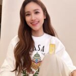 Sandy Wu Instagram - #sandywuofficial 恭喜🎉臺灣親子保養 @isuneed_tw 五歲了！ 生日慶活動熱鬧開跑🌻 https://isuneed.co/2024_Anniversary 非常推薦準媽媽、新生家庭、也適合當彌月禮唷！ 🪐 我大推每天使用的 #寶寶泡泡浴 洗髮沐浴兩用、壓頭擠出慕絲免搓泡， 56%超過半瓶是臺灣紅藜保濕精華， 溫和不刺激新生兒肌膚， 其實草本穀物香氣我非常喜歡所以除了洗寶寶⋯ 我自己也很愛用～清淡舒服的香味還很保濕。 另外，質地輕薄易推勻的 #寶寶乳液 ， 主打長效保濕不黏膩、緩減乾癢、快速吸收， 不論是新生兒、異膚敏弱肌、或大人其實都很適合。 有時候我也會洗好臉就用寶寶乳液全臉拍拍按一按， 當懶人保養～ 號稱一生必須試過的子有你 #屁屁膏 添加足量氧化鋅隔離水與刺激物， 擦起來是很水潤的乳狀，除了預防新生兒紅屁屁， 也適合臥床照護與女性生理期的肌膚喔！ 照顧孩子真的辛苦疲憊， 但可以的話每3-5天泡一下 #子有你四十年漢方專業研發湯浴 超級無敵放鬆， 而且大人、小孩、新生兒、坐月子皆適用， 泡完湯浴非常好睡💤 認識子有你之後，我家也常備 #修護霜 主要是它無藥性添加，新生兒&敏弱肌都可以使用， 日常的萬用，像是突如其來的紅腫癢、討人厭的口水疹、 肌膚有小傷口和問題膚況也可以塗抹， 出國帶在身上，有時候被蚊蟲叮咬也能減緩不適。 最後是新手媽媽必用 #哺育油 親餵媽咪可以安心使用， 裡頭含有9種有機植物且合成物零添加， 新生兒寶寶安全可入口， 使用在胸部質地細緻好推塗，極淡胚米香氣， 也可以當護唇與指緣修護。 我自己也非常喜歡隨身攜帶， 有時候突然鼻子嘴巴乾燥就塗個兩下，急救用。 【子有你ISUNEED - 初生產後保養首選】 ✸哺育修護2件組優惠 ✸註冊綁定見面禮$150 願妳安康快樂，一如妳細心呵護的小生命， 妳們都要幸福且平安，因為家集結所有幸福的可能。 好好保養顧惜肌膚，子有你。 今天要聽：JADE的潛水艇