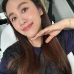 Sandy Wu Instagram - #sandywuofficial 已經很少很少很少自拍，這次也懶得修圖或濾鏡， 反正沒有專業妝髮師的日子，我大概就是長這樣～ 我只想記錄一下自己⋯這天的自己。 擁有初一後，我難得有機會起床後好好預備自己， 尤其是不需要工作的日子，只有更忙碌可言。 這天，早起、整理自己、開車出門跑行程， 在車上聽著喜歡的podcast，想著幾點要到哪兒， 處理公司事務、跑銀行、跟姐妹慶生⋯ 甚至還可以合照嘻嘻哈哈什麼的。 我說今天的行程好像少女， 好久沒有當少女，而且同時心裡是輕鬆開闊的。 中間當然時不時看看寶寶監視器， 也會計算著時間的流逝與需要採買的東西。 但，輕鬆開闊，得來不易。 這是這天的我，這天的我自己。 想起十幾歲在美國就天天開車出門的日子， 一上路，少說就是20分鐘起跳， 當年還沒有如此豐富的娛樂系統， 塞在車陣中聽聽音樂或廣播，更多時候是自我對話。 問自己問題、統整起來、再想辦法回答， 提出建議、使用刪去法、再搖頭晃腦地否定砍掉重練。 當時我以為我只有我自己， 一度嫌棄，拔腿狂奔想逃離， 以為那是一種貧窮或匱乏。 直到後來，成長幅度不同了，才知道⋯ 有自己，多棒，多富有。 現在，我是我自己沒錯， 但現在連翻書的時間都…… 今天要聽：Sparks by Coldplay