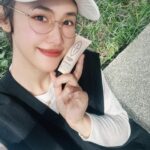 Sandy Wu Instagram - #sandywuofficial 隨著我越來越自在地追蹤好多好多食譜做菜相關部落客， 工作的空檔我更有動力從靈感中選各種菜色來嘗試做看看， 有時候難得放假的日子不小心就整天都在廚房度過了。 我喜歡做菜，更喜歡研究健康版本， 選擇新鮮食材也選擇珍惜他原本的營養素， 因為每樣動植物都花費了相當的力氣才來到我們身邊呢。 人生第一次聽到super food好像是藜麥， 後續社群資訊爆炸，感覺 #超級食物 多如牛毛了； 羽衣甘藍啦、酪梨啦、朝鮮薊啦、亞麻籽啦⋯😆 但當「卡卡杜李」出現在我代言的Lip私密保養品時， 我才意識到， 對齁，超級食物的營養也可以用這種方式攝取！ #卡卡杜李 在澳洲被稱為「 #夢幻時光的禮物 」 是全球水果的 #維他命C之王 👑👑👑 內含海量維他命C（比橘子多100倍） 所以可以幫助分解黑色素讓肌膚透亮白， 像是私密肌膚、膝蓋、手肘、臉部暗沉等等都有幫助， 而從卡卡杜李提煉出的鞣花酸是知名的美白安全成分， 因此～ #白松卡卡杜李嫩亮精萃 真的很讓人期待😊 使用護理油清潔後，塗抹嫩亮精萃，再用私密潤唇霜， 疊擦加強勻亮膚色（其實後兩者全身都可以用喔） 質地嫩亮精萃輕盈不粘膩， 裡頭的加拿大白松還能幫助撫平細紋、改善蠟黃呢！ 一舉數得的好朋友🧑‍🤝‍🧑 睜大眼睛看，其實身邊的超級食物很多， 雖然環境或日常狀況常有難以攝取真正營養的時刻， 但至少心裡頭牢牢記著，只要能做出更好的選擇， 吃的跟保養的都選對了， To-Da! 就能變成最了不起的榮耀時刻唷！ Ps.回頭看我做的菜好療癒唷～ 今天要聽：鄧紫棋的天空沒有極限 @lipintimatecaretw