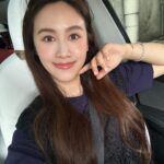 Sandy Wu Instagram - #sandywuofficial 已經很少很少很少自拍，這次也懶得修圖或濾鏡， 反正沒有專業妝髮師的日子，我大概就是長這樣～ 我只想記錄一下自己⋯這天的自己。 擁有初一後，我難得有機會起床後好好預備自己， 尤其是不需要工作的日子，只有更忙碌可言。 這天，早起、整理自己、開車出門跑行程， 在車上聽著喜歡的podcast，想著幾點要到哪兒， 處理公司事務、跑銀行、跟姐妹慶生⋯ 甚至還可以合照嘻嘻哈哈什麼的。 我說今天的行程好像少女， 好久沒有當少女，而且同時心裡是輕鬆開闊的。 中間當然時不時看看寶寶監視器， 也會計算著時間的流逝與需要採買的東西。 但，輕鬆開闊，得來不易。 這是這天的我，這天的我自己。 想起十幾歲在美國就天天開車出門的日子， 一上路，少說就是20分鐘起跳， 當年還沒有如此豐富的娛樂系統， 塞在車陣中聽聽音樂或廣播，更多時候是自我對話。 問自己問題、統整起來、再想辦法回答， 提出建議、使用刪去法、再搖頭晃腦地否定砍掉重練。 當時我以為我只有我自己， 一度嫌棄，拔腿狂奔想逃離， 以為那是一種貧窮或匱乏。 直到後來，成長幅度不同了，才知道⋯ 有自己，多棒，多富有。 現在，我是我自己沒錯， 但現在連翻書的時間都…… 今天要聽：Sparks by Coldplay