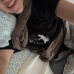 Sandy Wu Instagram - #sandywuofficial 2024第一個週末過完了（什麼週末？根本累到底）等等要去錄影的週一早晨，一醒來，發現整晚身上都綁著哄嬰揹巾，原相機沒有濾鏡拍一張做紀念。最近兒不好哄，做什麼都只要我，在空氣裡對到眼就會秒聽見哼哼嗨嗨萬里尋母的聲音。昨晚，半夜起來兩三次的初一也不是要喝奶也不是想玩，就躺在床上發呆、咿咿啊啊（搭配偶爾沒意義的低嗓悶吼我猜他是剛發現自己會這招所以一直嘗試）怎麼都睡不進去的初一就這樣折騰到早上五點多，最後，我拿起揹巾在他眼前晃晃「要媽媽揹嗎？媽媽拍拍哄，好嗎？」他神情立刻焦急萬分快速爬向我，兩條白玉蘿蔔腿強而有力地踩上我的膝蓋、大腿、腰骨、腹部⋯好的好的，知道你要抱抱睡，揹巾一展開他就已經側臉俯在我胸口了。後來，我也累翻了，哼著歌，背著熟睡的初一悄悄挪動身軀，我也得回到床上睡，母子倆就這麼莫名其妙窩抱著睡了。直到清晨他自己邊睡邊爬走，揹巾繼續纏在我身上，剛好配娃娃這件生子踢恤，越看越覺得特別詼諧。這就是母親吧？ 我很喜歡母親這個身分，雖然我因此失去很多也還沒有找到平衡什麼的，但這是我最具挑戰性、實驗性、並考驗理性交錯感性、與耐性測試的一個身分。我幾乎從來沒有如此「有耐心」過，於此同時，「」中可以填入幾乎所有情緒狀態與形容詞；不安、滿足、謹慎、平靜、快活⋯都合宜。我想起一個前輩跟我說的話：是因為妳真的有在育兒啊！我皺起眉頭感到困惑，什麼意思是「真的」有在育兒？他說他看太多了，加上社群媒體和新聞媒體的形塑，不是所有人都真正地浸泡其中，而呈現出來的真輕鬆假輕鬆、真忙碌假忙碌都令人焦慮。我驚訝萬分又覺心知肚明，一陣困惑不已卻無法形容自己的感受，所以我不去深究是誰，而開始肯定我自己有真的努力執行了我能做到的部分；認知關於育兒，我將永遠都是有限的。 那樣反而舒服多了，因為本來就有限，所以千萬別沒事裝作自己很無限的樣子，人齁，連育兒都要對自己假裝，就真的太不容易了。一切都落在「我儘量」到真的做不到/不想做/不能做/不確定⋯的時候，就找尋幫助、相信幫助、肯定幫助（即便他們不會完美符合要求，又即便很多時候根本找不到幫助，那這次暫時放棄也沒關係）it’s ok. 總之，我很喜歡母親這個角色，母親養成計畫，也是漫漫長路，究竟我會變成什麼樣的母親呢？可能要等到未來某一天過年才會知道吧？想像我兒帶著他的孩子回家，一陣鬧騰與年菜香氣與忙碌中，悄聲聽見他說一聲：媽，謝謝妳。 到那時候，我可能才能真正知道這些年我終究給予了他什麼，以至於他未來成為了什麼樣的父親。嗯，long long way to go，慢慢等吧。 今天要聽：潘越雲的野百合也有春天 這首是我哄初一天天唱的專屬於他的歌， 歌詞有點傷心但我知道總有一天我得遠遠看他走。