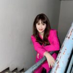Sandy Wu Instagram - #sandywuofficial 幾年前曾經陪朋友看身心科， 特別淡雅而安靜的候診室， 圓潤溫和的櫃檯上放著醫師名片、衛教資訊、和一個小相框， 裡頭不是照片而是書法寫的四個字『事緩則圓』 「 #事緩則圓 」 簡單易懂、政治正確，卻難如登天， 我們總是好急好累好煩好趕， 不一定是被追著跑， #更多時候現代人是自己追著什麼狂奔 。 衣： @sandroparis 在這之前，我真的已經花好多力氣、好多年學著練習「休息」 （ㄟ 沒錯一樣難如登天但現在我已經進步很多很多了） 至於要如何緩下來？要如何不疾不徐？ 這又是我最近的新功課。 緩，要緩到連出門都好整以暇，不急急忙忙、不連滾帶爬， 要 #讓心跳維持在穩定正常 ，也要 #提醒自己別憋氣 ... 這才比較接近「緩」的核心。 還沒練好武功的時候，要知道自己正在往彼岸的橋上， 只要有往前，就是更靠近， 在橋上、在過程中... 可以用更有效率的方法彌補心裡難以壓抑按捺的感受。 我分享身為急躁人的其中一個生活痛點... 就是每日保養的焦慮感。 因為總是覺得時間不夠用， 曾經有段日子反而會放棄保養、跳過步驟當沒這回事， 後果當然是得不償失， 恰巧我開始練習「 #緩生活 」才發現高效保養也是門藝術啊，親辜！ JETPEEL 潔比爾 代言幫助我體會保養可以超級精準， 讓日常保養可以更簡單、更好吸收、更值得享受。 #JETPEEL潔比爾 是以色列專利 #航太亮肌科技 用噴射技術把保養品無痛、無傷口、無修復期，打到肌膚底層， 從肌底滲透保濕，散發透亮的原生光澤， Very溫柔，全程只需半小時左右，過程睡個覺，身心都完整療癒。 #開啟原生肌膚之旅 #JETPEEL #潔比爾 其他的生活痛點包含因為太急躁而弄巧成拙； 趕著出門，刻意提早叫車，但東西根本還沒收拾完整， 計程車到樓下，衝到門口穿鞋，但手機在房間， 衝回去拿手機的時候扯掉充電線，又撞到門框... 其實，我只要緩一點點叫車，不就好了嗎？ 或是確定東西都收拾好再往門口走，也可以啊！ 事緩則圓，雖然常常套用在關係中， 但用於日常提醒自己其實也蠻重要的呀... 慢慢來，比較快。 今天要聽：蕭閎仁的十歲 @jetpeel_taiwan
