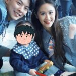 Sandy Wu Instagram - #sandywuofficial 我已經有進步了， 至少喔膩說我比以前社會化多了。 這次辦初一抓周儀式，真的真的真的放超鬆⋯ 全權交給 @juna_studio_ 幫我辦活動， 美食、活動內容流程、佈置、聯絡⋯都交給她處理， 一切都很美好，大家也都蠻享受的， 而我明明什麼都不管， 還是會在發生迷你小失誤的時候自體緊張😓 Like場地外的門鈴壞掉一直嗶嗶叫 （這種沒人能預測的鳥問題） 或我褲管太長一直踩到（你說是不是很鳥的小事） 小時候的我就會一直很阿雜焦慮到不行， 現在只需要深呼吸放空兩秒就差不多過了🤣 總之， 辦抓周真的是很看主角精神狀況， 在初一昏睡之前要完成所有步驟， 真的超級感謝我的賓客們都非常有sense👍🏻 連彩色小積木投票這麼可愛的一部分， 大家都美感不錯，排得漂漂亮亮🫧 過去這一年深深感謝大家對我們家還有兒子的疼愛， 收到很多禮物跟祝福，當然也受到大家照顧。 外婆訂了我以前學生創業的復古蛋糕 @thatcakethoo 我說那就畫恐龍🦖跟小男生天生熱愛的小車車🚗吧！ 初一抓什麼？ 全場最多人猜測的麥克風🎤100%槓龜！！！ 連看都沒看到⋯他快步走向地墊先碰了碰跳繩， 再抓起槌子，拿尺交給爸爸（這他沒有要的意思） 再抓了吹風機，我們都相當困惑， 然後開始發出「嗚～嗚～」吹風機的聲音⋯ 甚至比向自己的腦門兒（噢原來是在模仿😅） 最後，out of nowhere 抓了飛機一架，儀式就結束了。 後續就⋯爬來爬去、坐在電話上、 撥弄計算機、玩一下波浪鼓⋯我兒真的都沒興趣欸。 猜中的人極少，唱唱歌吃吃蛋糕，孩子就累到澳抖了， 剩下的時間讓大人們好整以暇地聊天，甚好甚好❤️ 初一滿周歲這件事算是正式圓滿成功， 回到家，看到初一的舅舅寫的祝福卡片，立刻泛淚， 是啊⋯「長大能有很多選擇」不就是最深刻的祝福嗎？ （姐也愛你鹿希派，hug） Well, I guess my son is ready for the second round’ 所有日子裡都有你，真好。 今天要聽：A, A Apple by Kiboomers 🍎