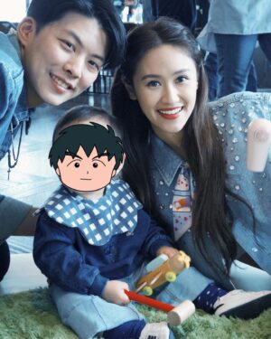Sandy Wu Instagram - #sandywuofficial

我已經有進步了，
至少喔膩說我比以前社會化多了。

這次辦初一抓周儀式，真的真的真的放超鬆⋯
全權交給 @juna_studio_ 幫我辦活動，
美食、活動內容流程、佈置、聯絡⋯都交給她處理，
一切都很美好，大家也都蠻享受的，
而我明明什麼都不管，
還是會在發生迷你小失誤的時候自體緊張😓

Like場地外的門鈴壞掉一直嗶嗶叫
（這種沒人能預測的鳥問題）
或我褲管太長一直踩到（你說是不是很鳥的小事）

小時候的我就會一直很阿雜焦慮到不行，
現在只需要深呼吸放空兩秒就差不多過了🤣

總之，
辦抓周真的是很看主角精神狀況，
在初一昏睡之前要完成所有步驟，
真的超級感謝我的賓客們都非常有sense👍🏻
連彩色小積木投票這麼可愛的一部分，
大家都美感不錯，排得漂漂亮亮🫧

過去這一年深深感謝大家對我們家還有兒子的疼愛，
收到很多禮物跟祝福，當然也受到大家照顧。
外婆訂了我以前學生創業的復古蛋糕 @thatcakethoo 
我說那就畫恐龍🦖跟小男生天生熱愛的小車車🚗吧！

初一抓什麼？
全場最多人猜測的麥克風🎤100%槓龜！！！
連看都沒看到⋯他快步走向地墊先碰了碰跳繩，
再抓起槌子，拿尺交給爸爸（這他沒有要的意思）
再抓了吹風機，我們都相當困惑，
然後開始發出「嗚～嗚～」吹風機的聲音⋯
甚至比向自己的腦門兒（噢原來是在模仿😅）
最後，out of nowhere 抓了飛機一架，儀式就結束了。

後續就⋯爬來爬去、坐在電話上、
撥弄計算機、玩一下波浪鼓⋯我兒真的都沒興趣欸。

猜中的人極少，唱唱歌吃吃蛋糕，孩子就累到澳抖了，
剩下的時間讓大人們好整以暇地聊天，甚好甚好❤️

初一滿周歲這件事算是正式圓滿成功，
回到家，看到初一的舅舅寫的祝福卡片，立刻泛淚，
是啊⋯「長大能有很多選擇」不就是最深刻的祝福嗎？
（姐也愛你鹿希派，hug）

Well,
I guess my son is ready for the second round’
所有日子裡都有你，真好。

今天要聽：A, A Apple by Kiboomers 🍎
