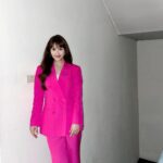 Sandy Wu Instagram - #sandywuofficial 幾年前曾經陪朋友看身心科， 特別淡雅而安靜的候診室， 圓潤溫和的櫃檯上放著醫師名片、衛教資訊、和一個小相框， 裡頭不是照片而是書法寫的四個字『事緩則圓』 「 #事緩則圓 」 簡單易懂、政治正確，卻難如登天， 我們總是好急好累好煩好趕， 不一定是被追著跑， #更多時候現代人是自己追著什麼狂奔 。 衣： @sandroparis 在這之前，我真的已經花好多力氣、好多年學著練習「休息」 （ㄟ 沒錯一樣難如登天但現在我已經進步很多很多了） 至於要如何緩下來？要如何不疾不徐？ 這又是我最近的新功課。 緩，要緩到連出門都好整以暇，不急急忙忙、不連滾帶爬， 要 #讓心跳維持在穩定正常 ，也要 #提醒自己別憋氣 ... 這才比較接近「緩」的核心。 還沒練好武功的時候，要知道自己正在往彼岸的橋上， 只要有往前，就是更靠近， 在橋上、在過程中... 可以用更有效率的方法彌補心裡難以壓抑按捺的感受。 我分享身為急躁人的其中一個生活痛點... 就是每日保養的焦慮感。 因為總是覺得時間不夠用， 曾經有段日子反而會放棄保養、跳過步驟當沒這回事， 後果當然是得不償失， 恰巧我開始練習「 #緩生活 」才發現高效保養也是門藝術啊，親辜！ JETPEEL 潔比爾 代言幫助我體會保養可以超級精準， 讓日常保養可以更簡單、更好吸收、更值得享受。 #JETPEEL潔比爾 是以色列專利 #航太亮肌科技 用噴射技術把保養品無痛、無傷口、無修復期，打到肌膚底層， 從肌底滲透保濕，散發透亮的原生光澤， Very溫柔，全程只需半小時左右，過程睡個覺，身心都完整療癒。 #開啟原生肌膚之旅 #JETPEEL #潔比爾 其他的生活痛點包含因為太急躁而弄巧成拙； 趕著出門，刻意提早叫車，但東西根本還沒收拾完整， 計程車到樓下，衝到門口穿鞋，但手機在房間， 衝回去拿手機的時候扯掉充電線，又撞到門框... 其實，我只要緩一點點叫車，不就好了嗎？ 或是確定東西都收拾好再往門口走，也可以啊！ 事緩則圓，雖然常常套用在關係中， 但用於日常提醒自己其實也蠻重要的呀... 慢慢來，比較快。 今天要聽：蕭閎仁的十歲 @jetpeel_taiwan