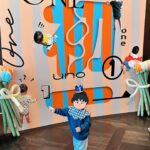 Sandy Wu Instagram - #sandywuofficial 我已經有進步了， 至少喔膩說我比以前社會化多了。 這次辦初一抓周儀式，真的真的真的放超鬆⋯ 全權交給 @juna_studio_ 幫我辦活動， 美食、活動內容流程、佈置、聯絡⋯都交給她處理， 一切都很美好，大家也都蠻享受的， 而我明明什麼都不管， 還是會在發生迷你小失誤的時候自體緊張😓 Like場地外的門鈴壞掉一直嗶嗶叫 （這種沒人能預測的鳥問題） 或我褲管太長一直踩到（你說是不是很鳥的小事） 小時候的我就會一直很阿雜焦慮到不行， 現在只需要深呼吸放空兩秒就差不多過了🤣 總之， 辦抓周真的是很看主角精神狀況， 在初一昏睡之前要完成所有步驟， 真的超級感謝我的賓客們都非常有sense👍🏻 連彩色小積木投票這麼可愛的一部分， 大家都美感不錯，排得漂漂亮亮🫧 過去這一年深深感謝大家對我們家還有兒子的疼愛， 收到很多禮物跟祝福，當然也受到大家照顧。 外婆訂了我以前學生創業的復古蛋糕 @thatcakethoo 我說那就畫恐龍🦖跟小男生天生熱愛的小車車🚗吧！ 初一抓什麼？ 全場最多人猜測的麥克風🎤100%槓龜！！！ 連看都沒看到⋯他快步走向地墊先碰了碰跳繩， 再抓起槌子，拿尺交給爸爸（這他沒有要的意思） 再抓了吹風機，我們都相當困惑， 然後開始發出「嗚～嗚～」吹風機的聲音⋯ 甚至比向自己的腦門兒（噢原來是在模仿😅） 最後，out of nowhere 抓了飛機一架，儀式就結束了。 後續就⋯爬來爬去、坐在電話上、 撥弄計算機、玩一下波浪鼓⋯我兒真的都沒興趣欸。 猜中的人極少，唱唱歌吃吃蛋糕，孩子就累到澳抖了， 剩下的時間讓大人們好整以暇地聊天，甚好甚好❤️ 初一滿周歲這件事算是正式圓滿成功， 回到家，看到初一的舅舅寫的祝福卡片，立刻泛淚， 是啊⋯「長大能有很多選擇」不就是最深刻的祝福嗎？ （姐也愛你鹿希派，hug） Well, I guess my son is ready for the second round’ 所有日子裡都有你，真好。 今天要聽：A, A Apple by Kiboomers 🍎