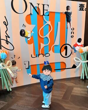 Sandy Wu Instagram - #sandywuofficial

我已經有進步了，
至少喔膩說我比以前社會化多了。

這次辦初一抓周儀式，真的真的真的放超鬆⋯
全權交給 @juna_studio_ 幫我辦活動，
美食、活動內容流程、佈置、聯絡⋯都交給她處理，
一切都很美好，大家也都蠻享受的，
而我明明什麼都不管，
還是會在發生迷你小失誤的時候自體緊張😓

Like場地外的門鈴壞掉一直嗶嗶叫
（這種沒人能預測的鳥問題）
或我褲管太長一直踩到（你說是不是很鳥的小事）

小時候的我就會一直很阿雜焦慮到不行，
現在只需要深呼吸放空兩秒就差不多過了🤣

總之，
辦抓周真的是很看主角精神狀況，
在初一昏睡之前要完成所有步驟，
真的超級感謝我的賓客們都非常有sense👍🏻
連彩色小積木投票這麼可愛的一部分，
大家都美感不錯，排得漂漂亮亮🫧

過去這一年深深感謝大家對我們家還有兒子的疼愛，
收到很多禮物跟祝福，當然也受到大家照顧。
外婆訂了我以前學生創業的復古蛋糕 @thatcakethoo 
我說那就畫恐龍🦖跟小男生天生熱愛的小車車🚗吧！

初一抓什麼？
全場最多人猜測的麥克風🎤100%槓龜！！！
連看都沒看到⋯他快步走向地墊先碰了碰跳繩，
再抓起槌子，拿尺交給爸爸（這他沒有要的意思）
再抓了吹風機，我們都相當困惑，
然後開始發出「嗚～嗚～」吹風機的聲音⋯
甚至比向自己的腦門兒（噢原來是在模仿😅）
最後，out of nowhere 抓了飛機一架，儀式就結束了。

後續就⋯爬來爬去、坐在電話上、
撥弄計算機、玩一下波浪鼓⋯我兒真的都沒興趣欸。

猜中的人極少，唱唱歌吃吃蛋糕，孩子就累到澳抖了，
剩下的時間讓大人們好整以暇地聊天，甚好甚好❤️

初一滿周歲這件事算是正式圓滿成功，
回到家，看到初一的舅舅寫的祝福卡片，立刻泛淚，
是啊⋯「長大能有很多選擇」不就是最深刻的祝福嗎？
（姐也愛你鹿希派，hug）

Well,
I guess my son is ready for the second round’
所有日子裡都有你，真好。

今天要聽：A, A Apple by Kiboomers 🍎