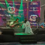 Sanjjanaa Instagram - It’s always Amaizing to catch up with you my mentor my guru ji @rajheshvaidhya sir , your support & guidance is my biggest blessing 🙂 Singing is my hidden passion & I am a trained officially certified singer from @artiumacademyofficial , it gives me at most happiness to share these movements with you where I recently sang at an event ❤️