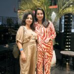 Sanjjanaa Instagram – Was a beautiful evening & a event conducted by @sanghvi_lalit_ & @binammehta , in association with @redfmbengaluru , 

Had a lovely time meeting old friend @dharamm74 , and was a lovely evening at @gillysblr . #bannerghatta #road .