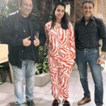 Sanjjanaa Instagram – Was a beautiful evening & a event conducted by @sanghvi_lalit_ & @binammehta , in association with @redfmbengaluru , 

Had a lovely time meeting old friend @dharamm74 , and was a lovely evening at @gillysblr . #bannerghatta #road .