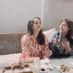 Sanjjanaa Instagram – Was a beautiful evening & a event conducted by @sanghvi_lalit_ & @binammehta , in association with @redfmbengaluru , 

Had a lovely time meeting old friend @dharamm74 , and was a lovely evening at @gillysblr . #bannerghatta #road .