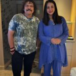 Sanjjanaa Instagram - It’s always Amaizing to catch up with you my mentor my guru ji @rajheshvaidhya sir , your support & guidance is my biggest blessing 🙂 Singing is my hidden passion & I am a trained officially certified singer from @artiumacademyofficial , it gives me at most happiness to share these movements with you where I recently sang at an event ❤️