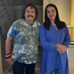 Sanjjanaa Instagram - It’s always Amaizing to catch up with you my mentor my guru ji @rajheshvaidhya sir , your support & guidance is my biggest blessing 🙂 Singing is my hidden passion & I am a trained officially certified singer from @artiumacademyofficial , it gives me at most happiness to share these movements with you where I recently sang at an event ❤️