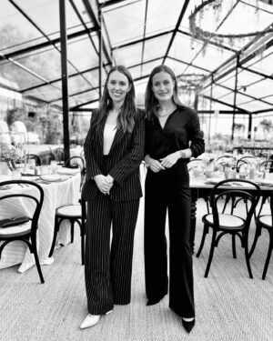 Sanna Marin Instagram - Interesting work trip to South Carolina and New York earlier this month. 🌃 🇺🇸  Among many other interesting new projects on the agenda -  and amidst some adventurous nature moments such as a historically strong earthquake ⛰️ in New York City as well as the Great North American Solar Eclipse 🌑🌕 - I got the chance to do my first discussion on stage together with @JacindaArdern, interviewed by @poppyharlowcnn 🎙️

Especially grateful for the opportunity to meet and exchange with 44th President of the United States @barackobama 🇺🇸