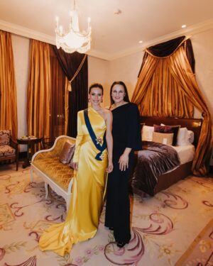 Sanna Marin Instagram - Oli kunnia juhlia Suomen itsenäisyyttä perinteiseen tapaan Presidentinlinnassa. 🇫🇮 Ilta jatkui Hotel Kämpiin, jossa kesällä perustettu kahden naisen yrityksemme MA/PI järjesti itsenäisyyspäivän juhlat. ✨ On ilo tehdä töitä uskomattoman lahjakkaan ystävän ja supernaisen Tuulia Pitkäsen kanssa.

Kiitos mielettömän upeasta puvusta Katri Niskaselle sekä meikistä ja hiuksista Satu Arvolle.

Puku: @katriniskanen 
Muah: @satuarvo 
Kynnet: @salonki_n1 
Kuvat: @iidahakala.photography