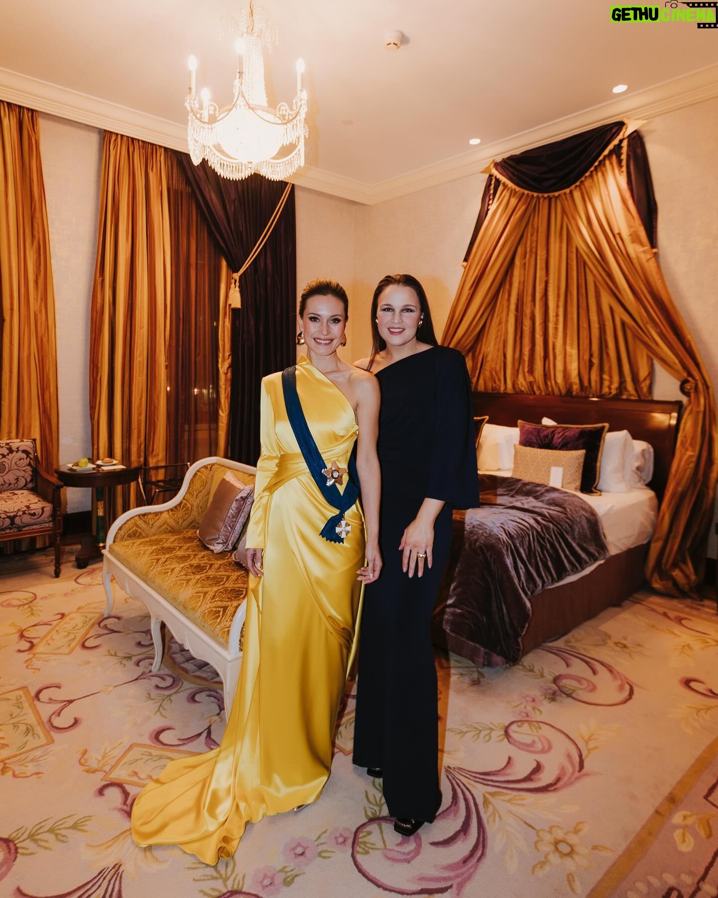 Sanna Marin - 133.2K Likes - Oli kunnia juhlia Suomen itsenäisyyttä perinteiseen tapaan Presidentinlinnassa. 🇫🇮 Ilta jatkui Hotel Kämpiin, jossa kesällä perustettu kahden naisen yrityksemme MA/PI järjesti itsenäisyyspäivän juhlat. ✨ On ilo tehdä töitä uskomattoman lahjakkaan ystävän ja supernaisen Tuulia Pitkäsen kanssa.
Kiitos mielettömän upeasta puvusta Katri Niskaselle sekä meikistä ja hiuksista Satu Arvolle.
Puku: @katriniskanen
Muah: @satuarvo
Kynnet: @salonki_n1
Kuvat: @iidahakala.photography