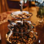 Sanna Marin Instagram - Oli kunnia juhlia Suomen itsenäisyyttä perinteiseen tapaan Presidentinlinnassa. 🇫🇮 Ilta jatkui Hotel Kämpiin, jossa kesällä perustettu kahden naisen yrityksemme MA/PI järjesti itsenäisyyspäivän juhlat. ✨ On ilo tehdä töitä uskomattoman lahjakkaan ystävän ja supernaisen Tuulia Pitkäsen kanssa. Kiitos mielettömän upeasta puvusta Katri Niskaselle sekä meikistä ja hiuksista Satu Arvolle. Puku: @katriniskanen Muah: @satuarvo Kynnet: @salonki_n1 Kuvat: @iidahakala.photography
