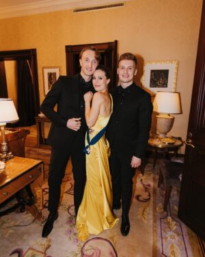 Sanna Marin Instagram - Oli kunnia juhlia Suomen itsenäisyyttä perinteiseen tapaan Presidentinlinnassa. 🇫🇮 Ilta jatkui Hotel Kämpiin, jossa kesällä perustettu kahden naisen yrityksemme MA/PI järjesti itsenäisyyspäivän juhlat. ✨ On ilo tehdä töitä uskomattoman lahjakkaan ystävän ja supernaisen Tuulia Pitkäsen kanssa.

Kiitos mielettömän upeasta puvusta Katri Niskaselle sekä meikistä ja hiuksista Satu Arvolle.

Puku: @katriniskanen 
Muah: @satuarvo 
Kynnet: @salonki_n1 
Kuvat: @iidahakala.photography