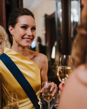 Sanna Marin Instagram - Oli kunnia juhlia Suomen itsenäisyyttä perinteiseen tapaan Presidentinlinnassa. 🇫🇮 Ilta jatkui Hotel Kämpiin, jossa kesällä perustettu kahden naisen yrityksemme MA/PI järjesti itsenäisyyspäivän juhlat. ✨ On ilo tehdä töitä uskomattoman lahjakkaan ystävän ja supernaisen Tuulia Pitkäsen kanssa.

Kiitos mielettömän upeasta puvusta Katri Niskaselle sekä meikistä ja hiuksista Satu Arvolle.

Puku: @katriniskanen 
Muah: @satuarvo 
Kynnet: @salonki_n1 
Kuvat: @iidahakala.photography
