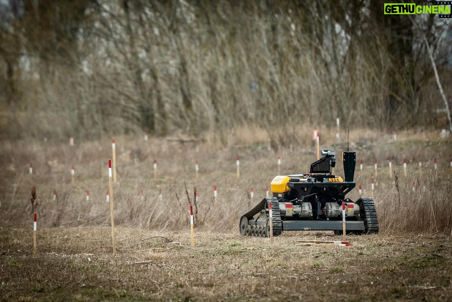 Sanna Marin Instagram - In my role as Strategic Counselor at the Tony Blair Institute for Global Change, I had the privilege of visiting a mine clearance site alongside First Vice Prime Minister and Minister of Economy of Ukraine, Yulia Svyrydenko. The HALO Trust, the world’s leading landmine clearance organization, has already successfully neutralized over 19,000 landmines and unexploded ordnance in Ukraine. This effort by skilled deminers has made vast stretches of land — fields, school grounds, residential areas, and walkways—safe, eliminating the risk of accidents. With an estimated two million landmines laid since February 24th 2022, the HALO Trust’s work is not only crucial in safeguarding lives but also in enabling the restoration of normalcy and economic activities in the region. @thehalotrust